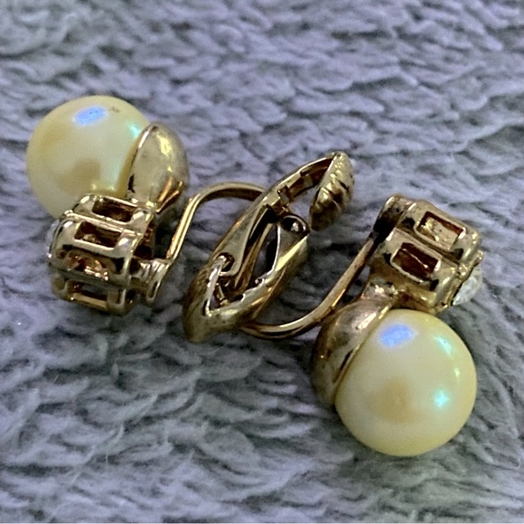 Vintage Avon Pearl Earrings - Picture 4 of 5